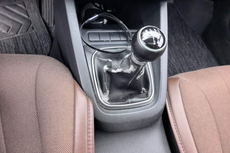 Used Volkswagen Sagitar 2012 1.6L Manual Comfort Model Gear Lever
