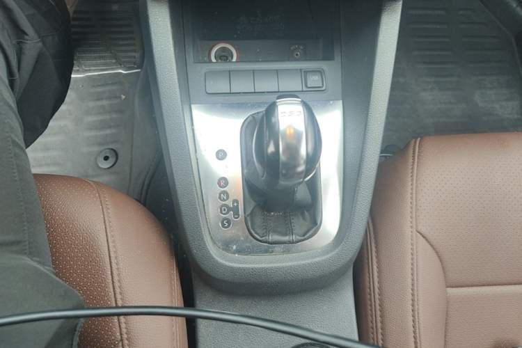Used Volkswagen Sagitar 2012 1.4TSI Automatic Fashion Edition Gear Lever