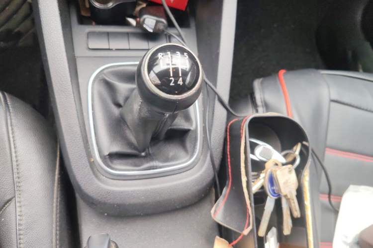 Used Volkswagen Sagitar 2012 1.6L Manual Comfort Model Gear Lever