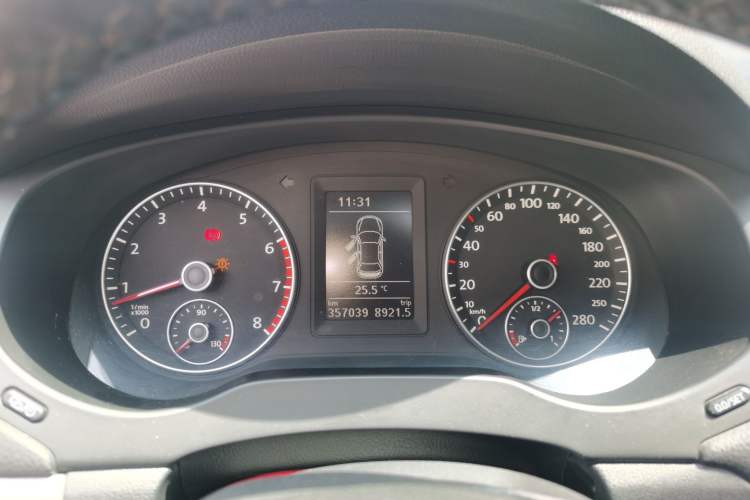 Used Volkswagen Sagitar 2012 1.4TSI Manual Luxury Model Instrument Cluster