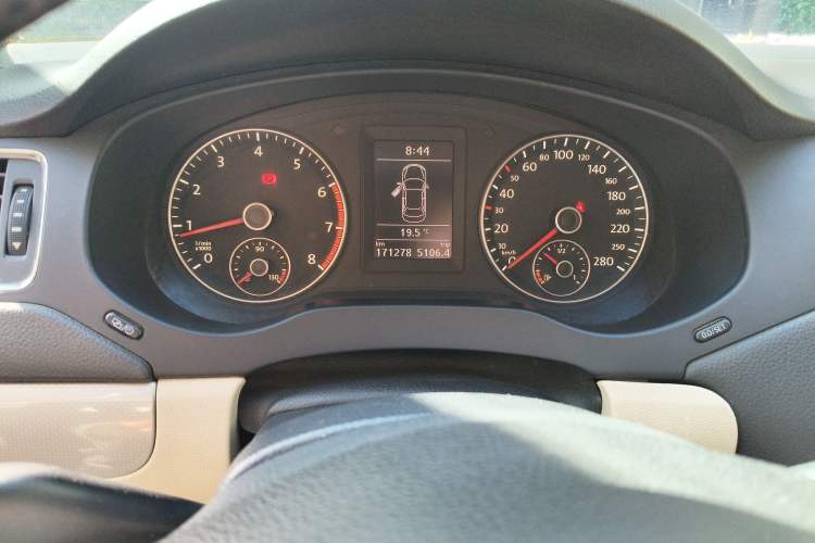 Used Volkswagen Sagitar 2012 1.4TSI Manual Luxury Model Instrument Cluster