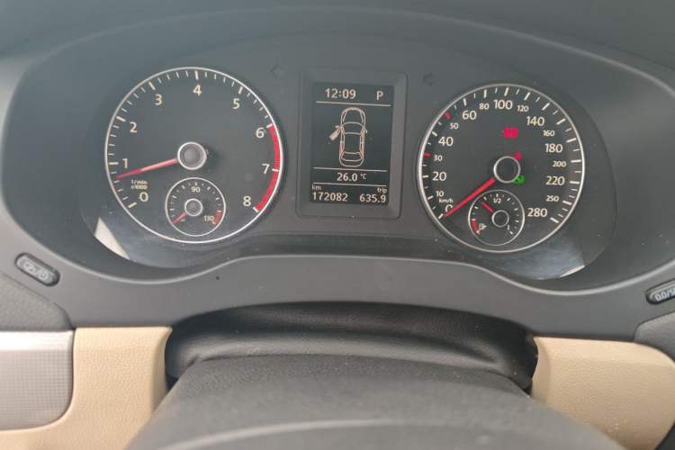 Used Volkswagen Sagitar 2012 1.4TSI Automatic Luxury Edition Odometer Close Up
