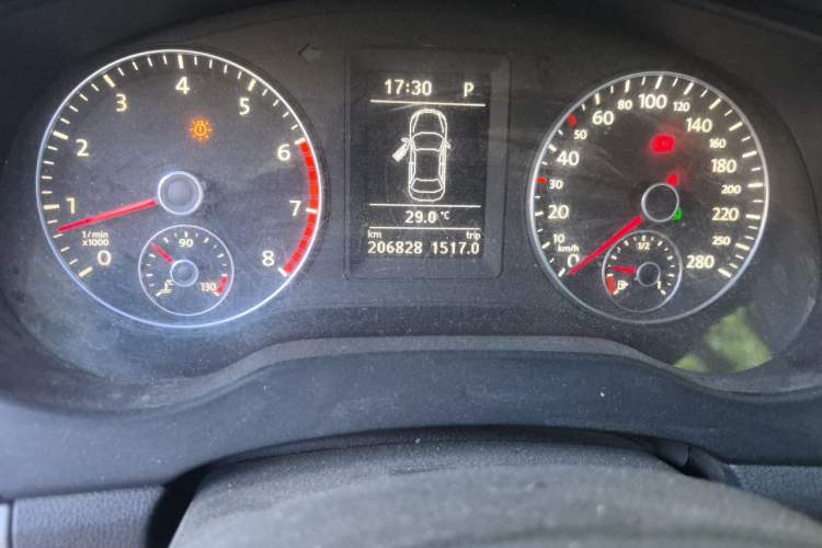 Used Volkswagen Sagitar 2012 1.4TSI Automatic Luxury Edition Odometer Close Up