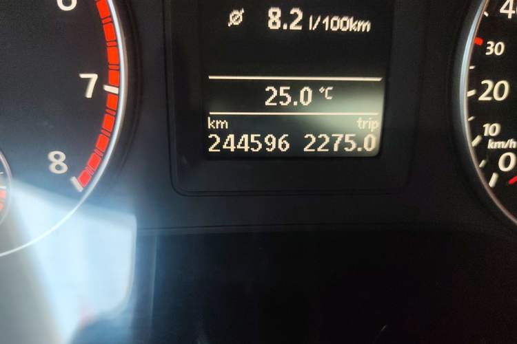 Used Volkswagen Sagitar 2012 1.4TSI Automatic Luxury Edition Odometer Close Up