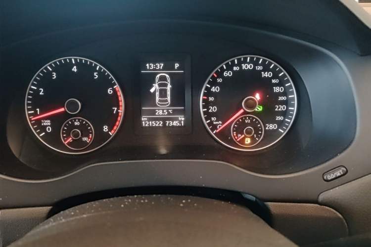 Used Volkswagen Sagitar 2012 1.4TSI Automatic Luxury Edition Odometer Close Up