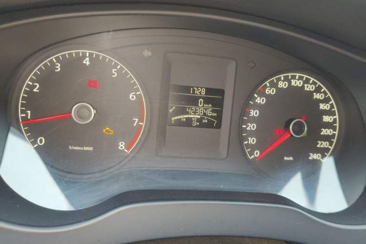 Used Volkswagen Sagitar 2012 1.6L Automatic Fashion Edition Odometer Close Up