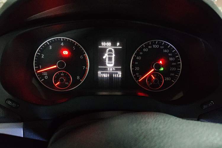 Used Volkswagen Sagitar 2012 1.4TSI Automatic Luxury Edition Odometer Close Up