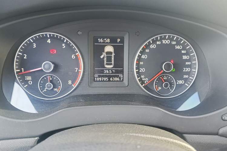Used Volkswagen Sagitar 2012 1.8TSI Automatic Flagship Edition Odometer Close Up