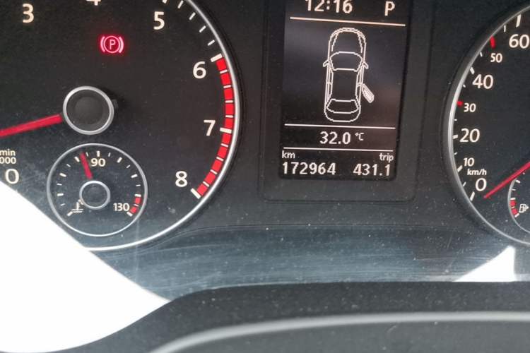 Used Volkswagen Sagitar 2012 1.4TSI Automatic Luxury Edition Odometer Close Up