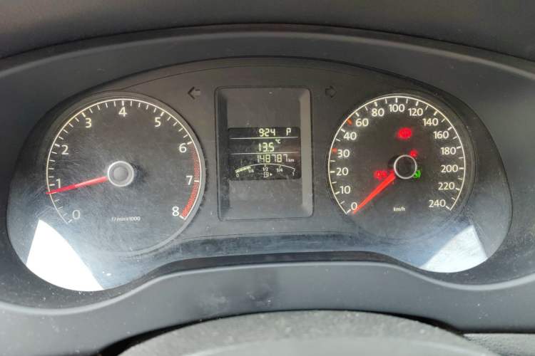 Used Volkswagen Sagitar 2012 1.6L Automatic Fashion Edition Odometer Close Up