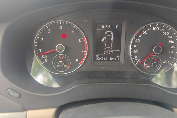 Used Volkswagen Sagitar 2012 1.4TSI Automatic Luxury Edition Odometer Close Up