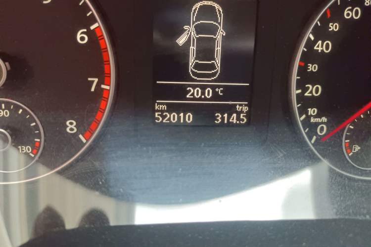 Used Volkswagen Sagitar 2012 1.8TSI Automatic Flagship Edition Odometer Close Up