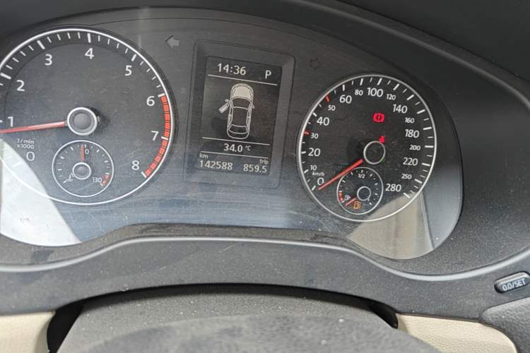 Used Volkswagen Sagitar 2012 1.8TSI Automatic Flagship Edition Odometer Close Up