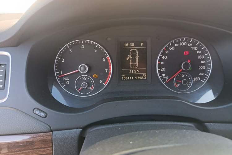 Used Volkswagen Sagitar 2012 1.8TSI Automatic Flagship Edition Odometer Close Up