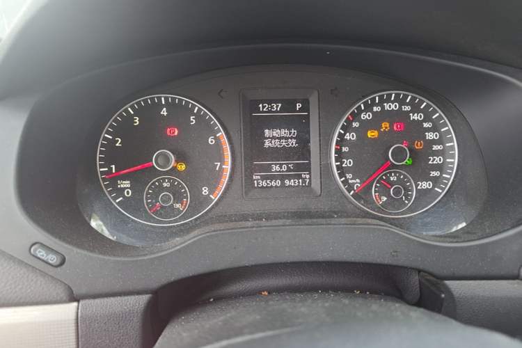 Used Volkswagen Sagitar 2012 1.4TSI Automatic Luxury Edition Odometer Close Up
