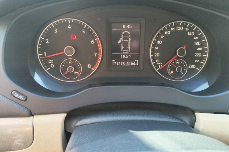 Used Volkswagen Sagitar 2012 1.4TSI Manual Luxury Model Odometer Close Up