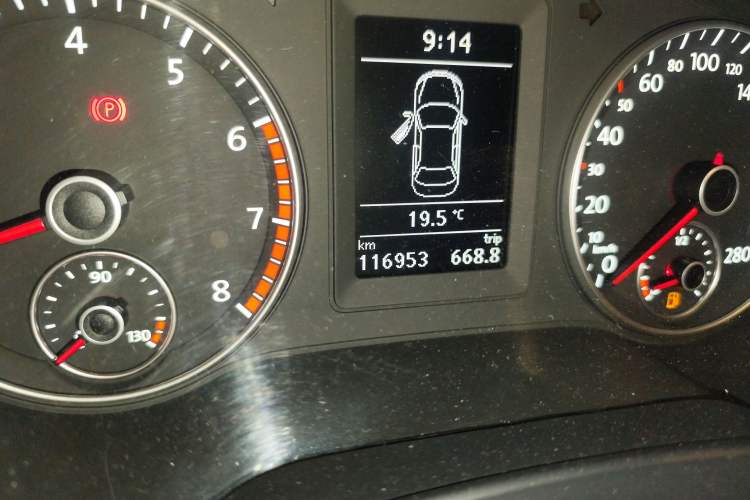 Used Volkswagen Sagitar 2012 1.4TSI Manual Luxury Model Odometer Close Up