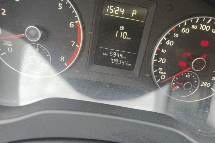 Used Volkswagen Sagitar 2012 1.4TSI Automatic Fashion Edition Odometer Close Up