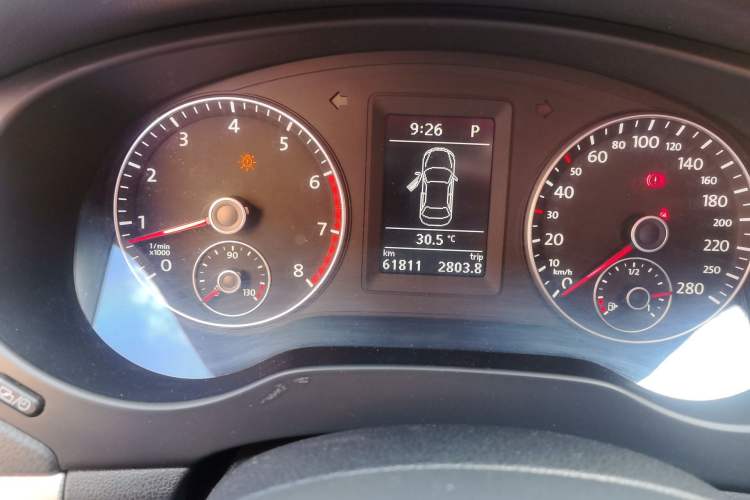 Used Volkswagen Sagitar 2012 1.4TSI Automatic Luxury Edition Odometer Close Up
