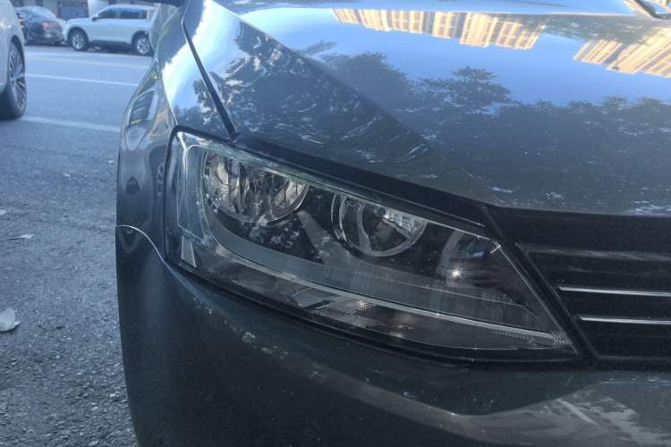 Used Volkswagen Sagitar 2012 1.4TSI Automatic Luxury Edition Right Front Headlight