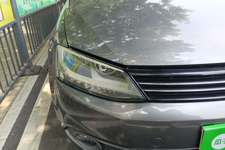 Used Volkswagen Sagitar 2012 1.6L Manual Comfort Model Right Front Headlight