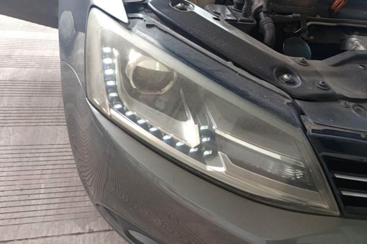 Used Volkswagen Sagitar 2012 1.4TSI Automatic Luxury Edition Right Front Headlight