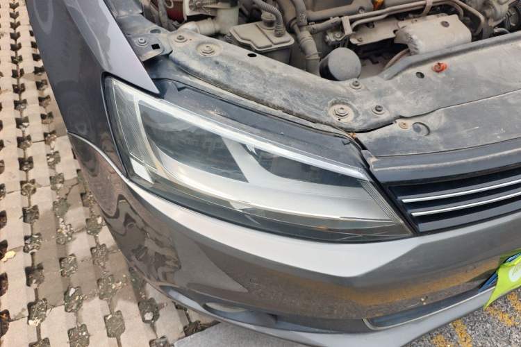 Used Volkswagen Sagitar 2012 1.4TSI Automatic Luxury Edition Right Front Headlight
