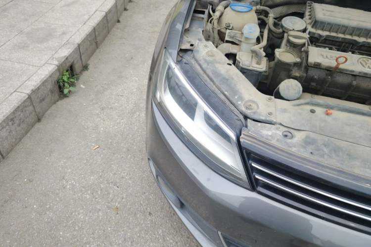 Used Volkswagen Sagitar 2012 1.6L Manual Comfort Model Right Front Headlight