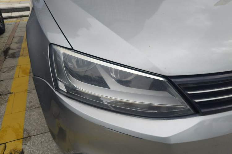 Used Volkswagen Sagitar 2012 1.6L Automatic Fashion Edition Right Front Headlight