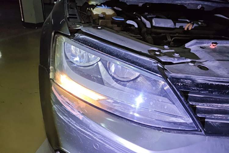 Used Volkswagen Sagitar 2012 1.4TSI Automatic Luxury Edition Right Front Headlight