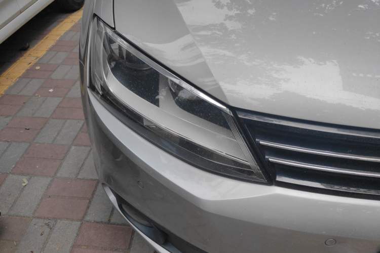 Used Volkswagen Sagitar 2012 1.4TSI Manual Luxury Model Right Front Headlight