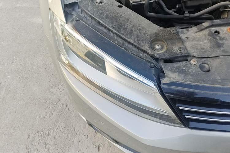 Used Volkswagen Sagitar 2012 1.8TSI Automatic Flagship Edition Right Front Headlight