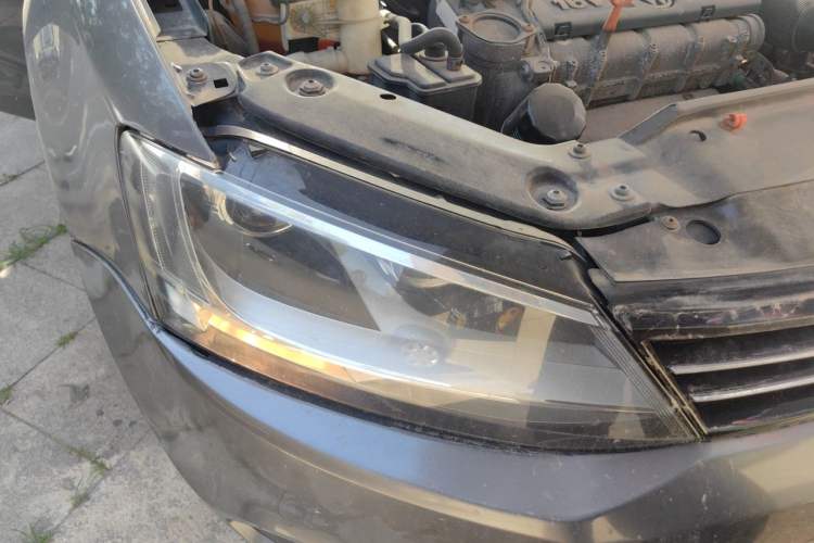 Used Volkswagen Sagitar 2012 1.6L Manual Comfort Model Right Front Headlight