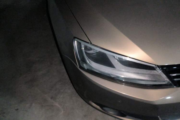 Used Volkswagen Sagitar 2012 1.4TSI Manual Luxury Model Right Front Headlight