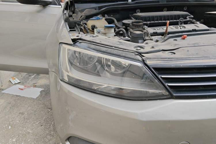 Used Volkswagen Sagitar 2012 1.6L Manual Comfort Model Right Front Headlight