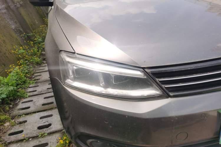 Used Volkswagen Sagitar 2012 1.4TSI Manual Luxury Model Right Front Headlight