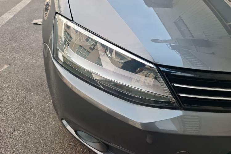 Used Volkswagen Sagitar 2012 1.6L Manual Comfort Model Right Front Headlight