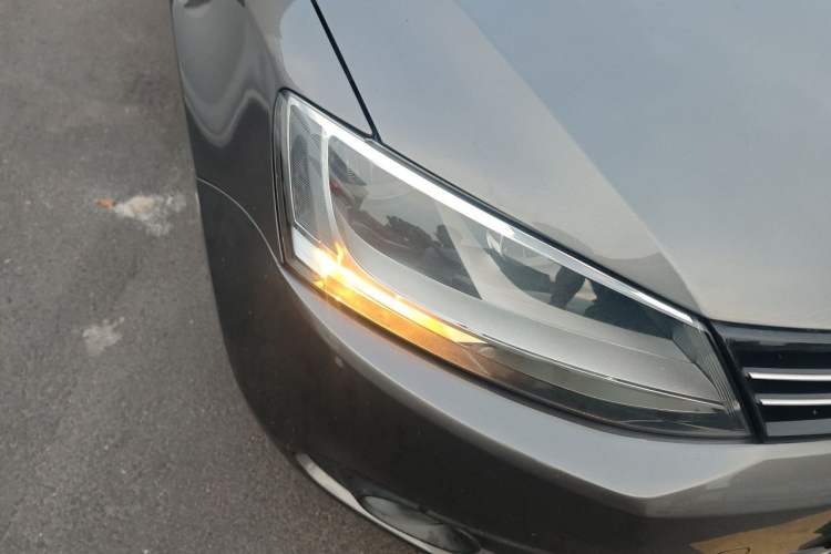 Used Volkswagen Sagitar 2012 1.6L Manual Comfort Model Right Front Headlight