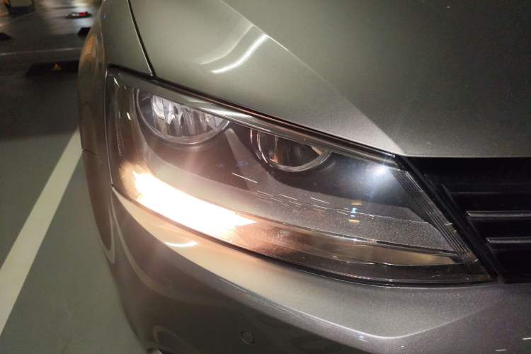 Used Volkswagen Sagitar 2012 1.4TSI Manual Luxury Model Right Front Headlight