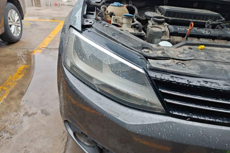 Used Volkswagen Sagitar 2012 1.6L Automatic Fashion Edition Right Front Headlight