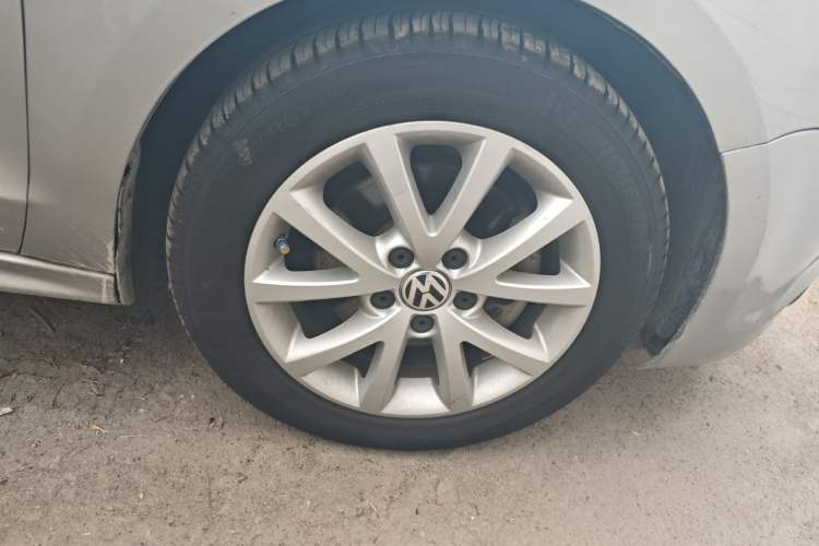 Used Volkswagen Sagitar 2012 1.4TSI Automatic Luxury Edition Right Front Wheel Hub