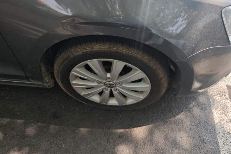 Used Volkswagen Sagitar 2012 1.6L Manual Comfort Model Right Front Wheel Hub