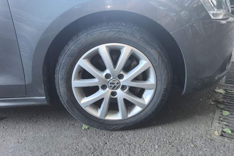 Used Volkswagen Sagitar 2012 1.4TSI Automatic Luxury Edition Right Front Wheel Hub
