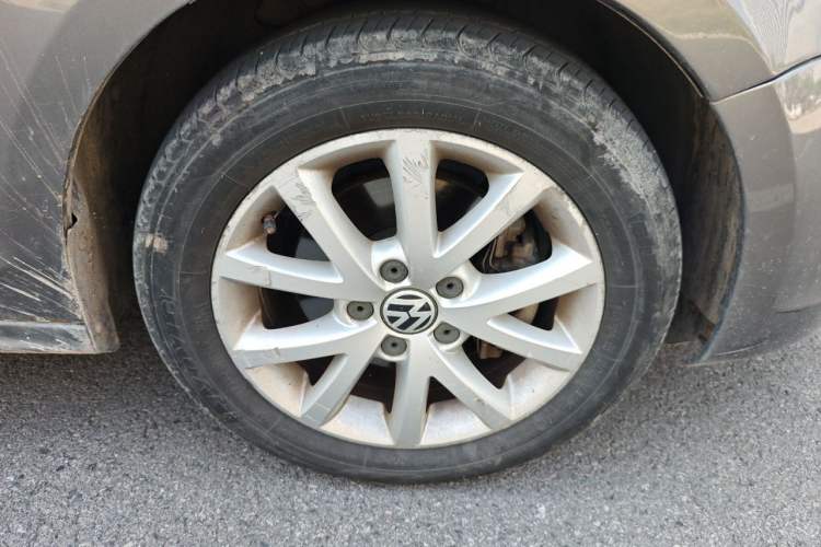 Used Volkswagen Sagitar 2012 1.4TSI Automatic Luxury Edition Right Front Wheel Hub