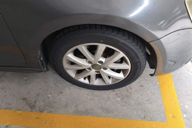 Used Volkswagen Sagitar 2012 1.6L Automatic Comfort Edition Right Front Wheel Hub