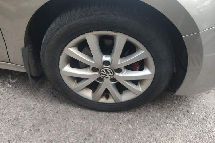 Used Volkswagen Sagitar 2012 1.4TSI Automatic Luxury Edition Right Front Wheel Hub