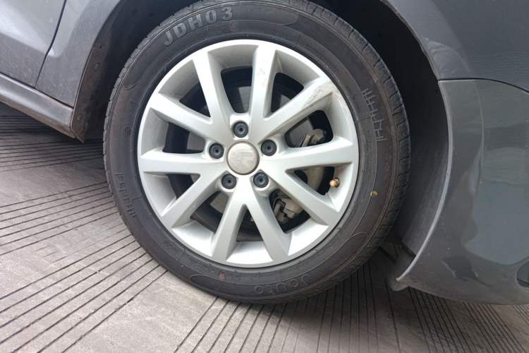 Used Volkswagen Sagitar 2012 1.4TSI Automatic Luxury Edition Right Front Wheel Hub