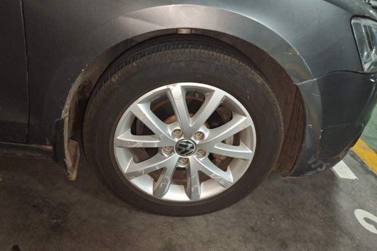 Used Volkswagen Sagitar 2012 1.6L Automatic Comfort Edition Right Front Wheel Hub