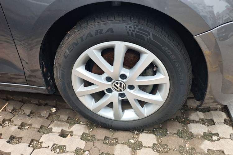 Used Volkswagen Sagitar 2012 1.4TSI Automatic Luxury Edition Right Front Wheel Hub