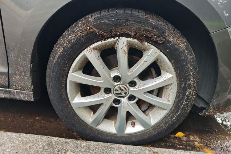 Used Volkswagen Sagitar 2012 1.6L Automatic Comfort Edition Right Front Wheel Hub